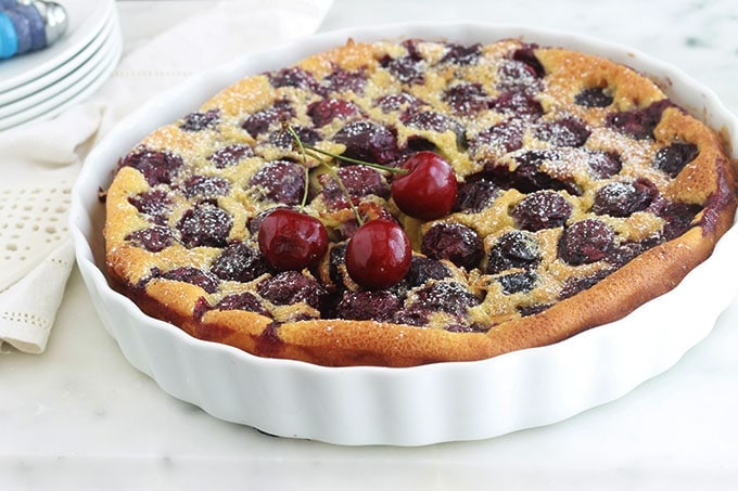 Après avoir testé plusieurs recettes de clafoutis aux cerises, celle-ci est l’une des meilleures. Vous pouvez utiliser des cerises fraîches, dénoyautées ou pas, des cerises congelées ou en conserve. Cet appareil à clafoutis convient également pour d’autres fruits.