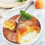 Ces clafoutis individuels aux abricots sont délicieux, moelleux et rapides à préparer. Superbes avec des abricots mûrs de saison, mais aussi avec des abricots en boite /conserve ou des abricots surgelés.