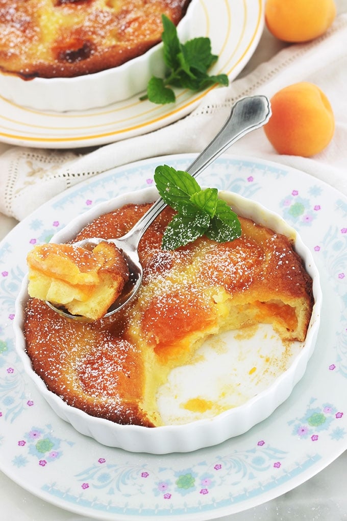 Ces clafoutis individuels aux abricots sont délicieux, moelleux et rapides à préparer. Superbes avec des abricots mûrs de saison, mais aussi avec des abricots en boite /conserve ou des abricots surgelés.