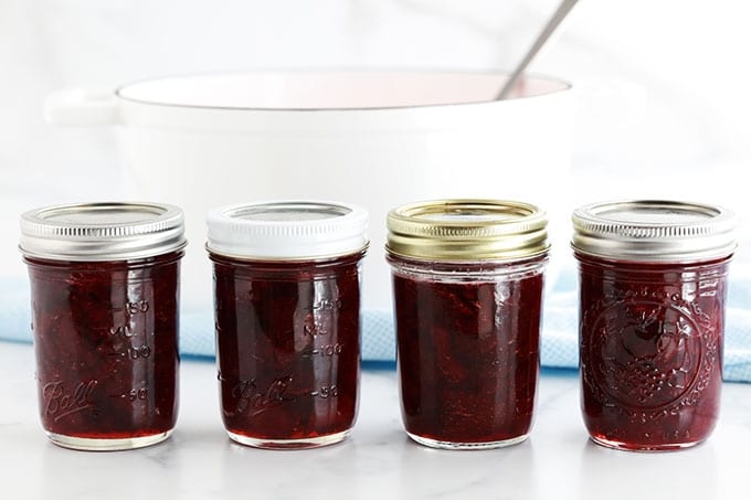 Recette de la confiture de fraises traditionnelle, sans pectine industrielle. 3 ingrédients : fraises, sucre et jus de citron. Environ 20 minutes de cuisson. Des conseils pour la réussir et pour la conserver.