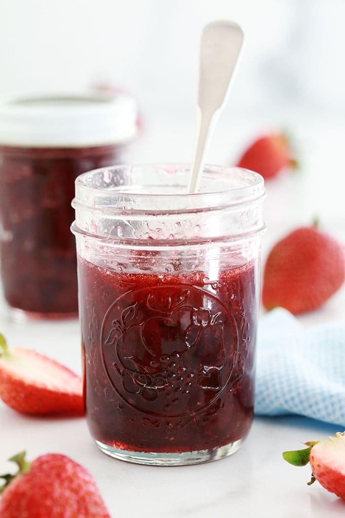 Recette de la confiture de fraises traditionnelle, sans pectine industrielle. 3 ingrédients : fraises, sucre et jus de citron. Environ 20 minutes de cuisson. Des conseils pour la réussir et pour la conserver.