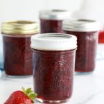 Recette de la confiture de fraises traditionnelle, sans pectine industrielle. 3 ingrédients : fraises, sucre et jus de citron. Environ 20 minutes de cuisson. Des conseils pour la réussir et pour la conserver.