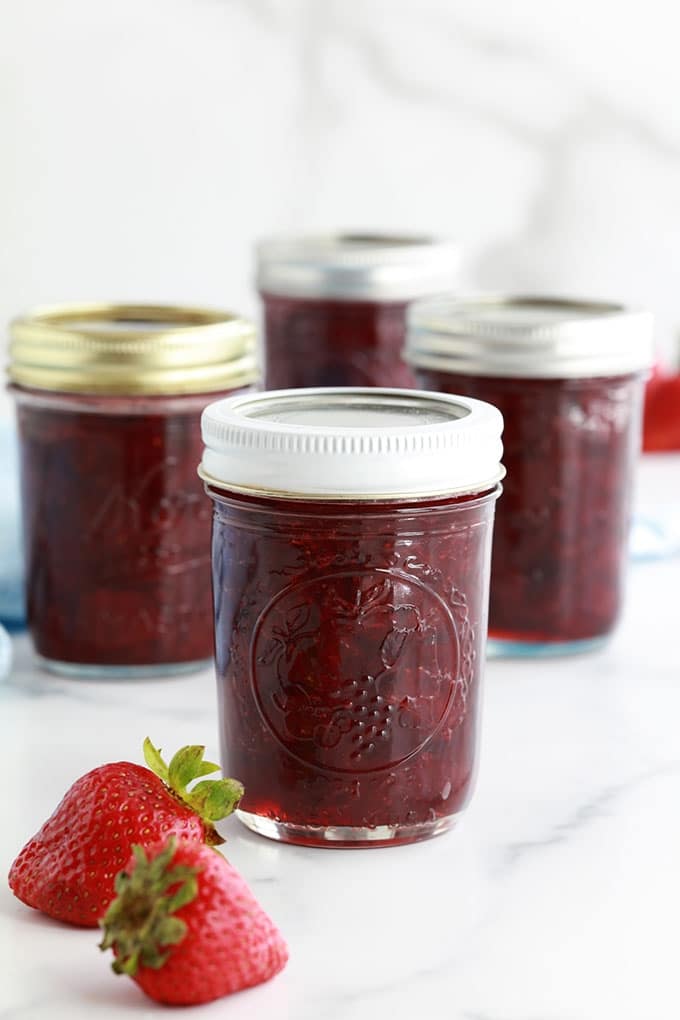 Recette de la confiture de fraises traditionnelle, sans pectine industrielle. 3 ingrédients : fraises, sucre et jus de citron. Environ 20 minutes de cuisson. Des conseils pour la réussir et pour la conserver.