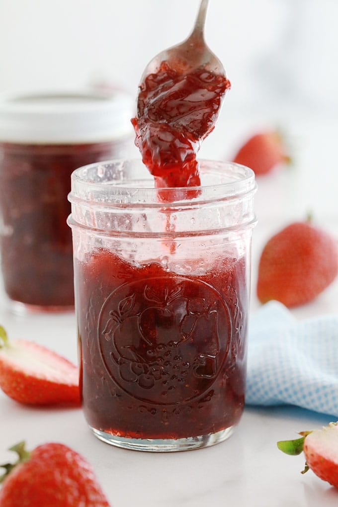 Recette de la confiture de fraises traditionnelle, sans pectine industrielle. 3 ingrédients : fraises, sucre et jus de citron. Environ 20 minutes de cuisson. Des conseils pour la réussir et pour la conserver.