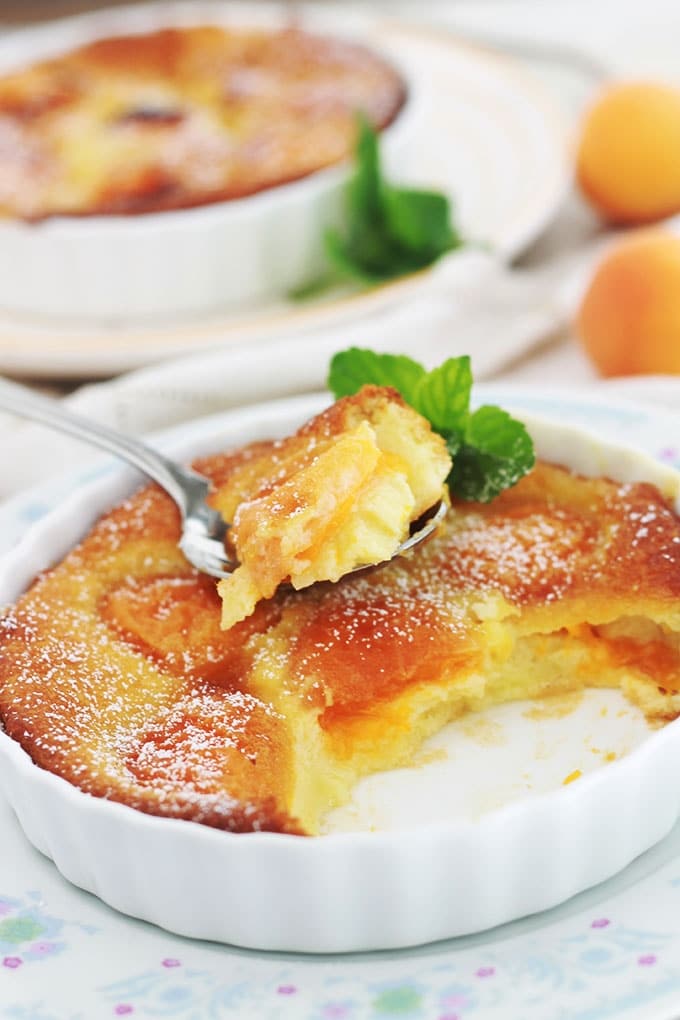 Ces clafoutis individuels aux abricots sont délicieux, moelleux et rapides à préparer. Superbes avec des abricots mûrs de saison, mais aussi avec des abricots en boite /conserve ou des abricots surgelés.