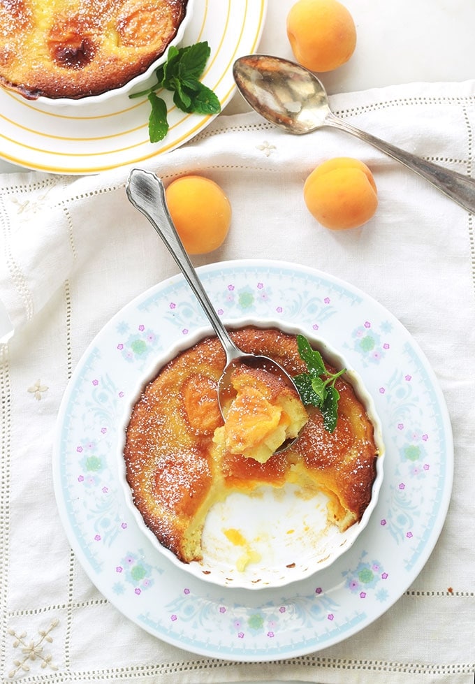 Ces clafoutis individuels aux abricots sont délicieux, moelleux et rapides à préparer. Superbes avec des abricots mûrs de saison, mais aussi avec des abricots en boite /conserve ou des abricots surgelés.