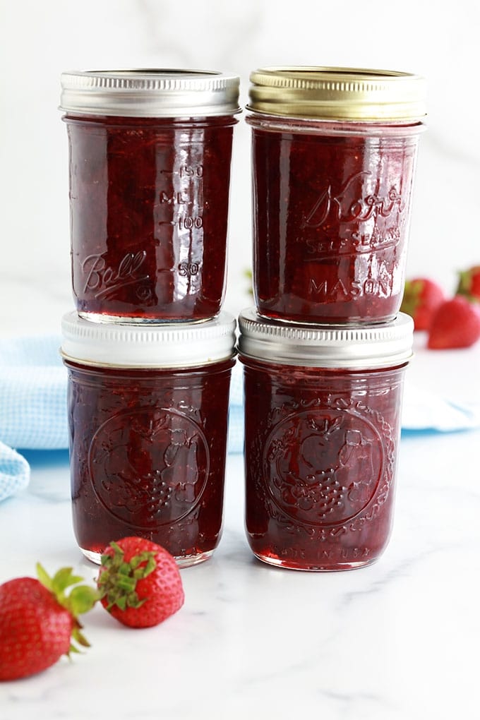 Recette de la confiture de fraises traditionnelle, sans pectine industrielle. 3 ingrédients : fraises, sucre et jus de citron. Environ 20 minutes de cuisson. Des conseils pour la réussir et pour la conserver.