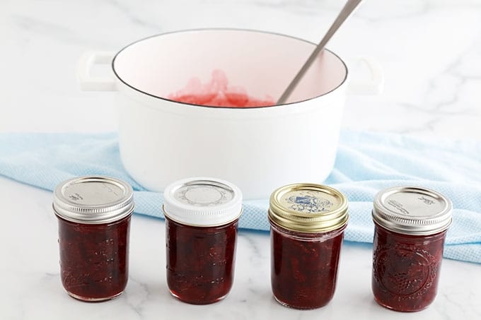 Recette de la confiture de fraises traditionnelle, sans pectine industrielle. 3 ingrédients : fraises, sucre et jus de citron. Environ 20 minutes de cuisson. Des conseils pour la réussir et pour la conserver.