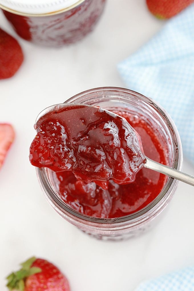 Recette de la confiture de fraises traditionnelle, sans pectine industrielle. 3 ingrédients : fraises, sucre et jus de citron. Environ 20 minutes de cuisson. Des conseils pour la réussir et pour la conserver.