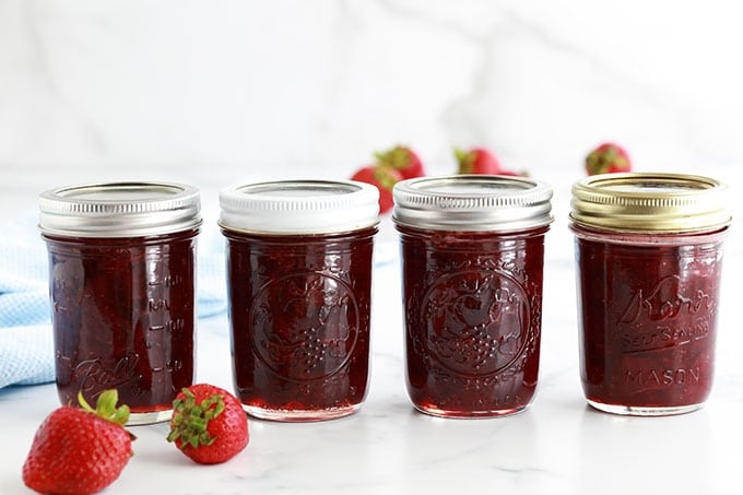 Recette de la confiture de fraises traditionnelle, sans pectine industrielle. 3 ingrédients : fraises, sucre et jus de citron. Environ 20 minutes de cuisson. Des conseils pour la réussir et pour la conserver.