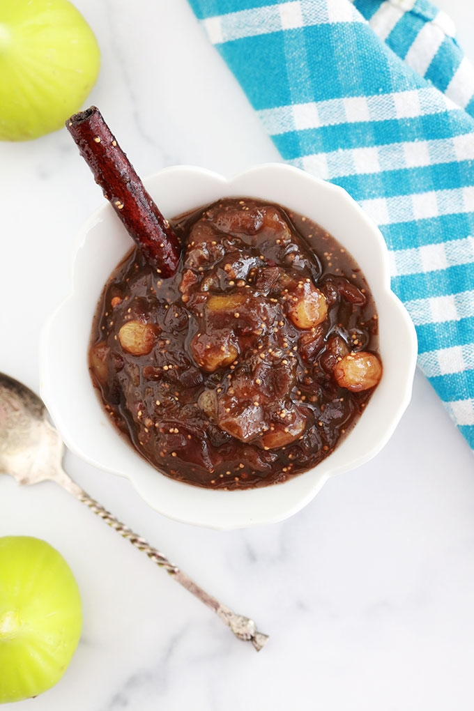 Recette de chutney de figues fraîches aux épices, raisins secs et vinaigre de cidre de pomme. A servir en accompagnement de viandes grillées ou rôties, des légumes. Magnifique aussi dans un plateau de fromages, sur du pain naan, tranches de baguette...