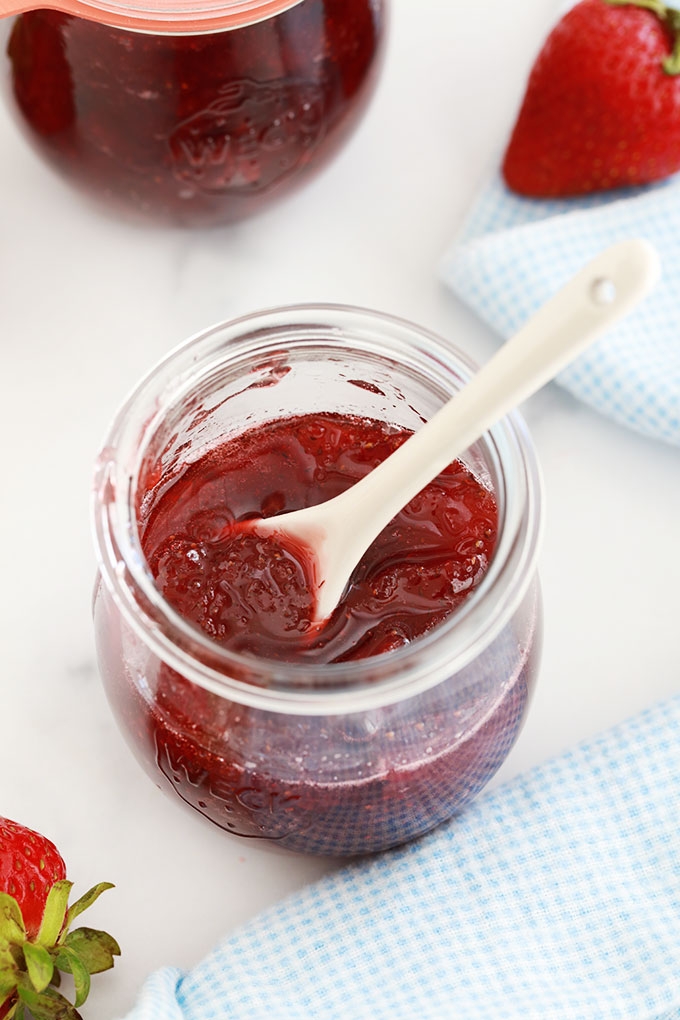 Recette de la confiture de fraises allégée en sucre et sans pectine | sans sucre gélifiant. Facile, seulement 3 ingrédients : fraises, sucre et jus de citron.