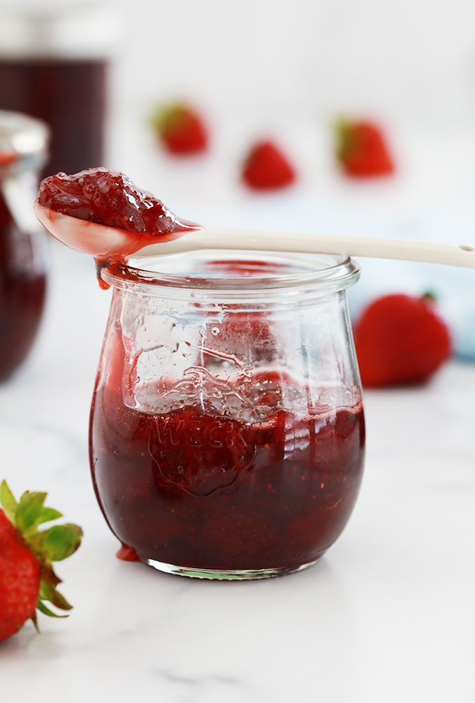 Recette de la confiture de fraises allégée en sucre et sans pectine | sans sucre gélifiant. Facile, seulement 3 ingrédients : fraises, sucre et jus de citron.