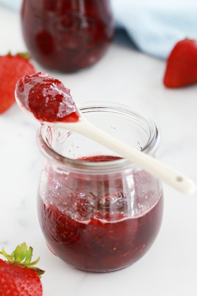 Recette de la confiture de fraises allégée en sucre et sans pectine | sans sucre gélifiant. Facile, seulement 3 ingrédients : fraises, sucre et jus de citron.