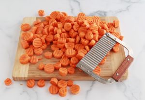 Couper les carottes en rondelles couteau ondulé