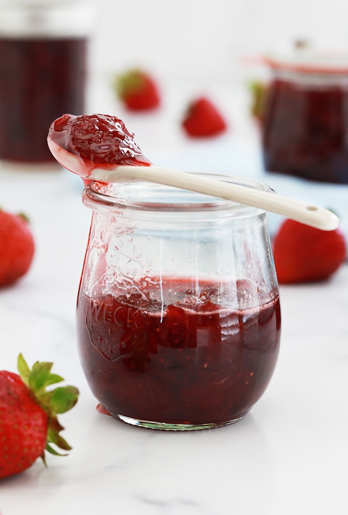 Recette de la confiture de fraises allégée en sucre et sans pectine | sans sucre gélifiant. Facile, seulement 3 ingrédients : fraises, sucre et jus de citron.