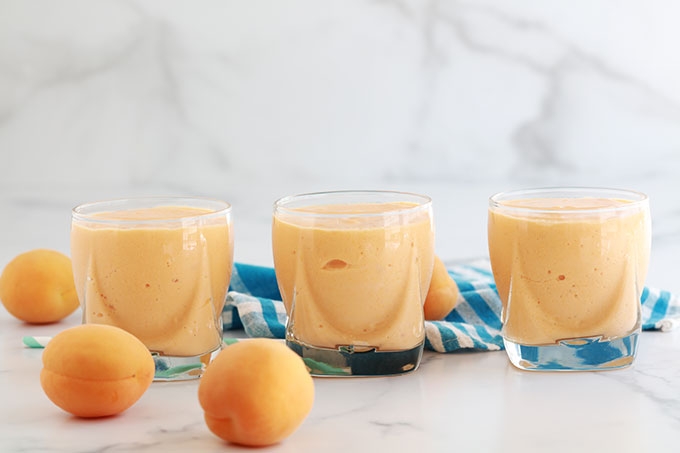 Délicieux smoothie aux abricots et yaourt, frais et onctueux. Avec des abricots frais ou surgelés. Recette de base et conseils pour faire des variantes, selon vos goûts et ce que vous avez sous la main.