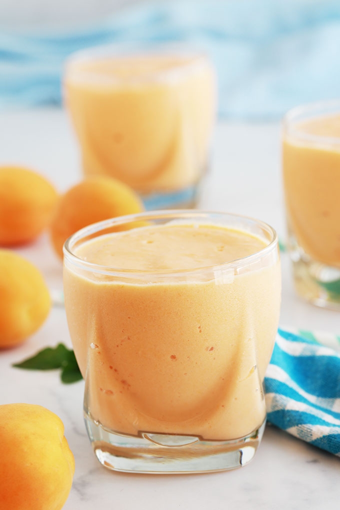 Délicieux smoothie aux abricots et yaourt, frais et onctueux. Avec des abricots frais ou surgelés. Recette de base et conseils pour faire des variantes, selon vos goûts et ce que vous avez sous la main.
