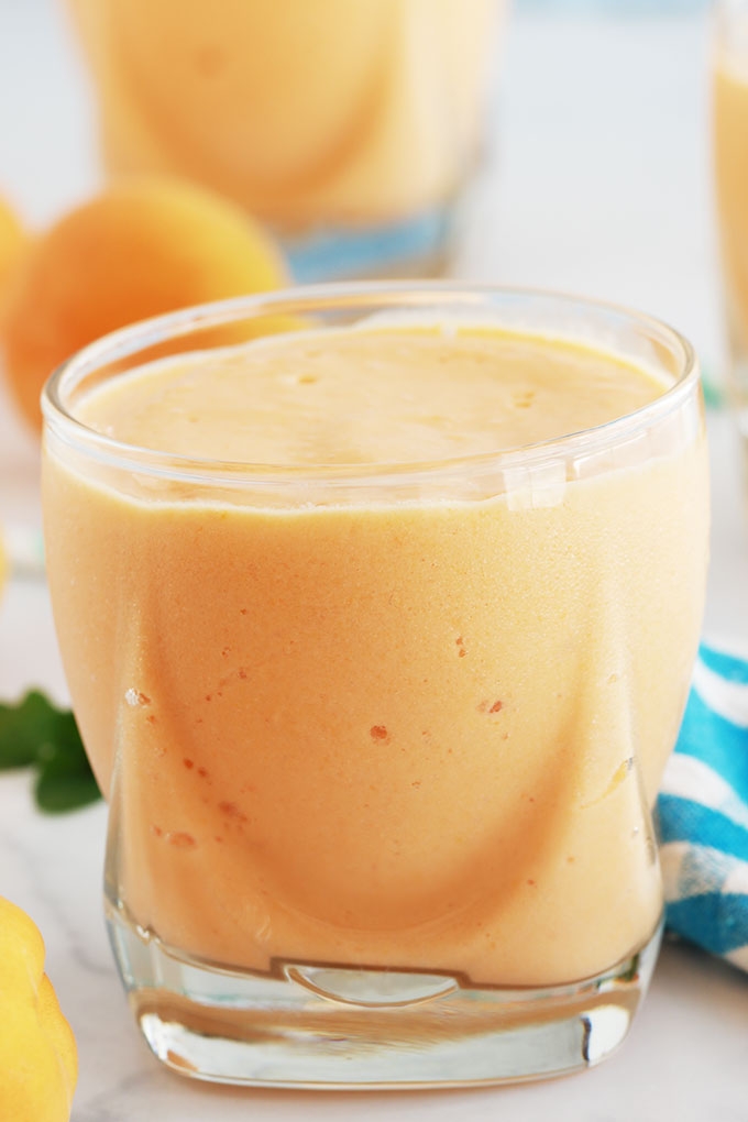 Délicieux smoothie aux abricots et yaourt, frais et onctueux. Avec des abricots frais ou surgelés. Recette de base et conseils pour faire des variantes, selon vos goûts et ce que vous avez sous la main.