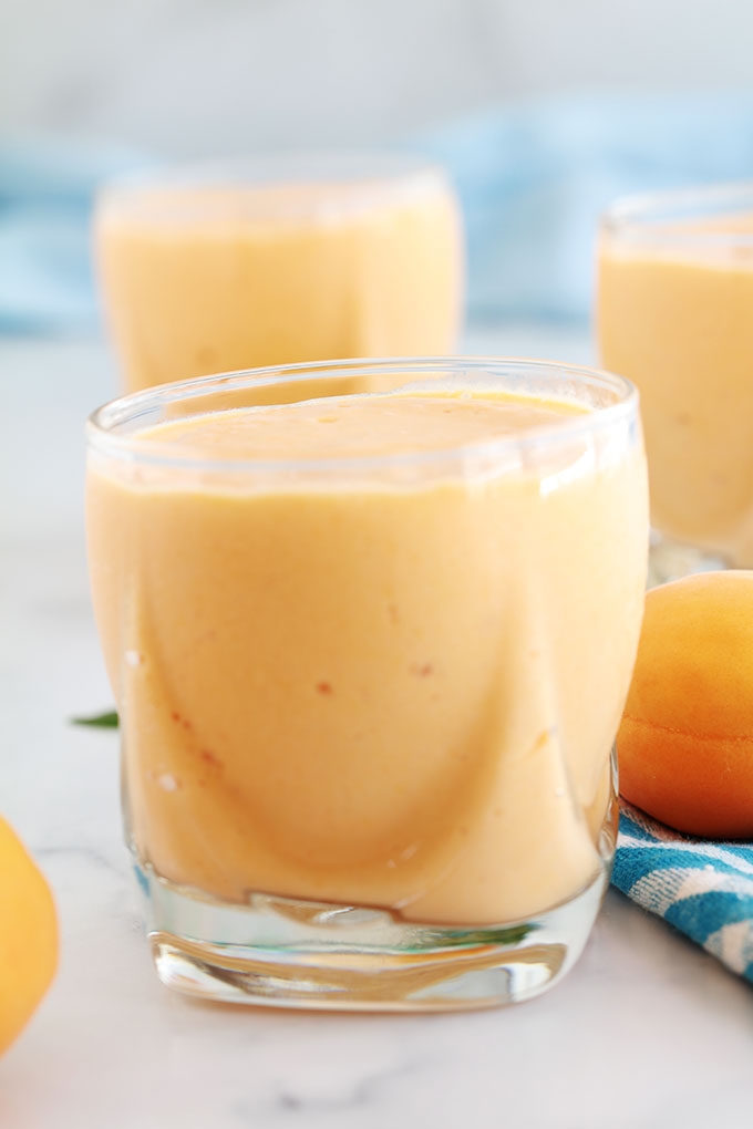 Délicieux smoothie aux abricots et yaourt, frais et onctueux. Avec des abricots frais ou surgelés. Recette de base et conseils pour faire des variantes, selon vos goûts et ce que vous avez sous la main.