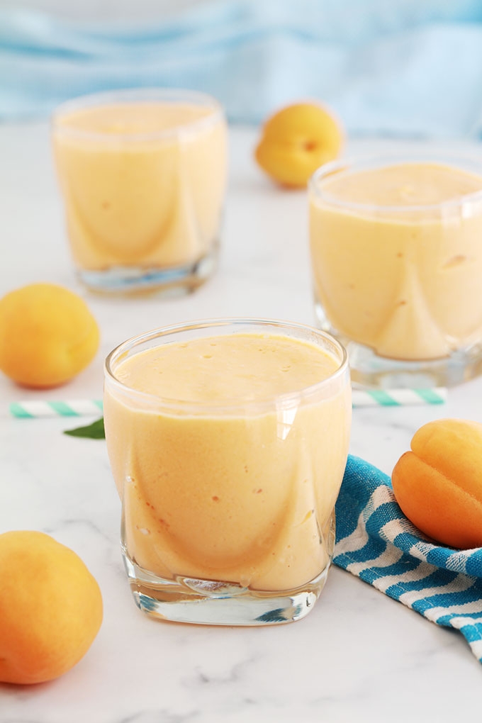 Délicieux smoothie aux abricots et yaourt, frais et onctueux. Avec des abricots frais ou surgelés. Recette de base et conseils pour faire des variantes, selon vos goûts et ce que vous avez sous la main.