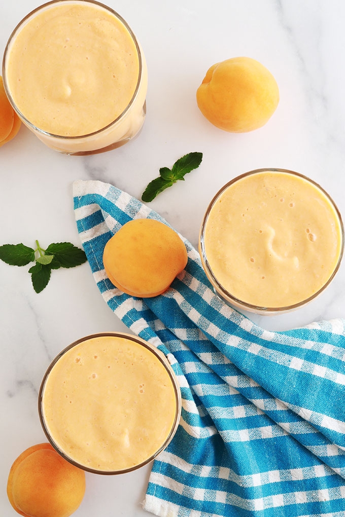 Délicieux smoothie aux abricots et yaourt, frais et onctueux. Avec des abricots frais ou surgelés. Recette de base et conseils pour faire des variantes, selon vos goûts et ce que vous avez sous la main.