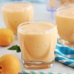 Délicieux smoothie aux abricots et yaourt, frais et onctueux. Avec des abricots frais ou surgelés. Recette de base et conseils pour faire des variantes, selon vos goûts et ce que vous avez sous la main.