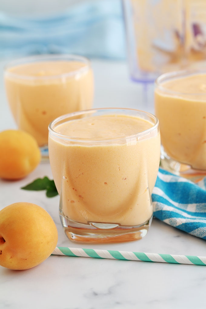 Délicieux smoothie aux abricots et yaourt, frais et onctueux. Avec des abricots frais ou surgelés. Recette de base et conseils pour faire des variantes, selon vos goûts et ce que vous avez sous la main.