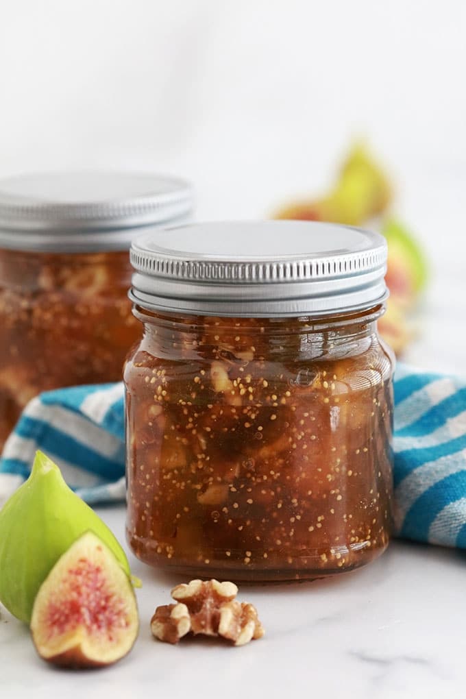 Confiture de figues aux noix, sans pectine. Recette facile, 4 ingrédients : figues (fraîches ou surgelées), sucre, jus de citron et noix. Délicieuse sur les tartines du matin, dans un plateau de fromage, avec du foie gras à l'apéritif (lors des fêtes de Noel, de fin d'année ou autres grandes occasions)...