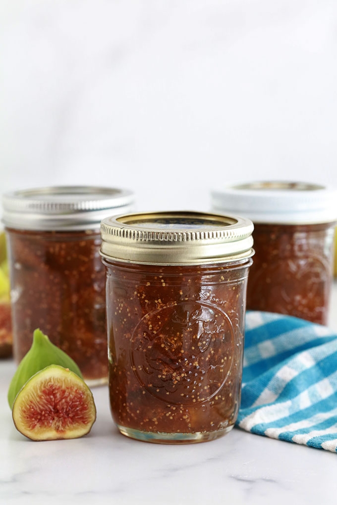 Recette de la confiture de figues traditionnelle, sans pectine | sans sucre gélifiant. Figues fraîches ou congelées, sucre, jus de citron et éventuellement un arôme (par ex. vanille). Cuisson rapide : 25 minutes.