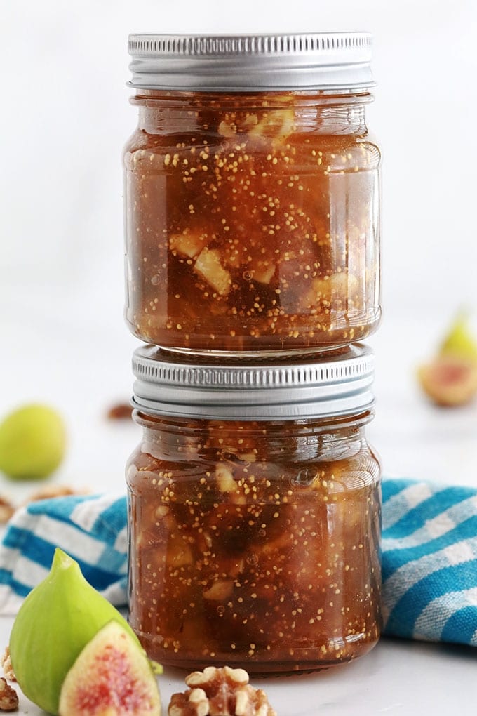 Confiture de figues aux noix, sans pectine. Recette facile, 4 ingrédients : figues (fraîches ou surgelées), sucre, jus de citron et noix. Délicieuse sur les tartines du matin, dans un plateau de fromage, avec du foie gras à l'apéritif (lors des fêtes de Noel, de fin d'année ou autres grandes occasions)...