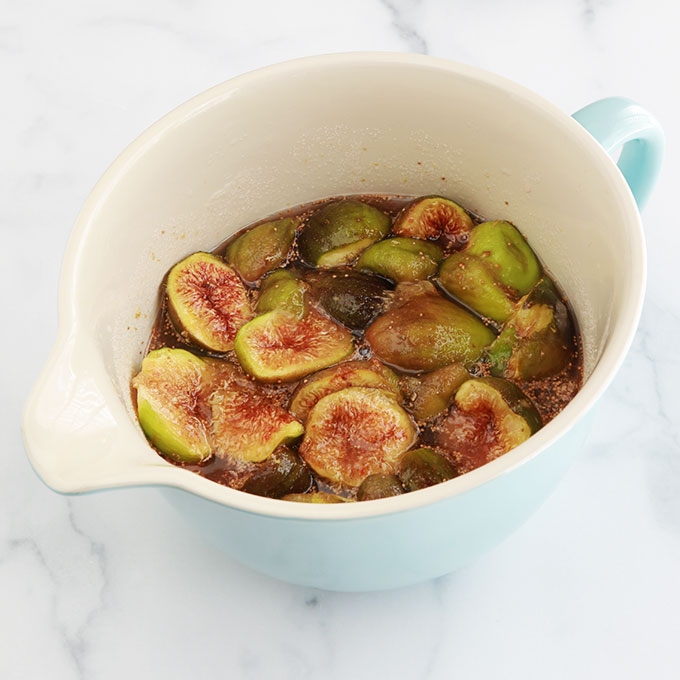 Figues fraiches macerees une nuit avec sucre et jus de citron