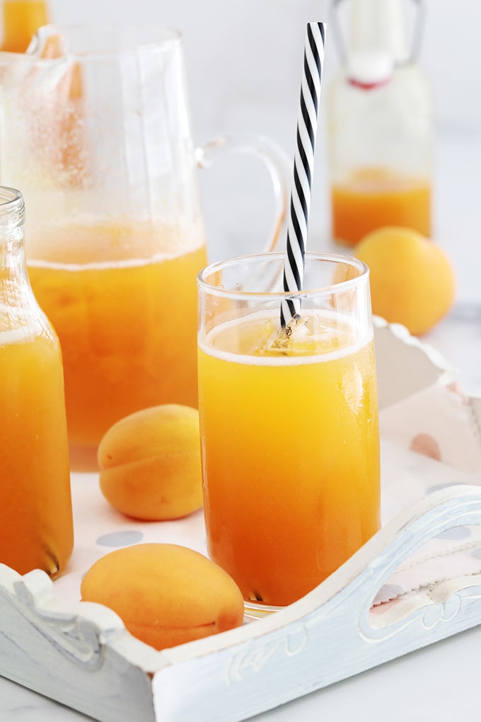 Recette du nectar d'abricots : simple et rafraîchissant. Abricots, frais ou surgelés, sucre, eau et éventuellement un peu de jus de citron. Je vous donne 3 façons de faire ce nectar : avec ou sans cuisson. Et je vous montre comment le conserver en pots pour en profiter toute l'année.