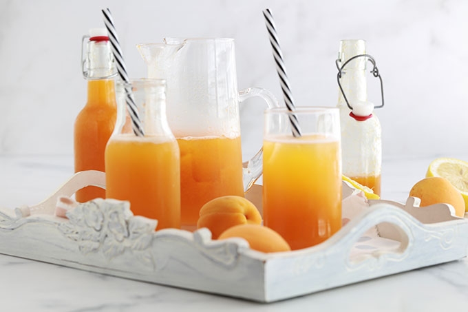 Recette du nectar d'abricots : simple et rafraîchissant. Abricots, frais ou surgelés, sucre, eau et éventuellement un peu de jus de citron. Je vous donne 3 façons de faire ce nectar : avec ou sans cuisson. Et je vous montre comment le conserver en pots pour en profiter toute l'année.