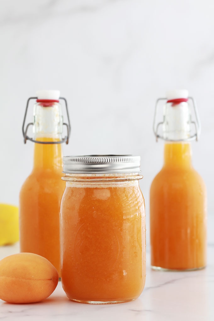 Recette du nectar d'abricots : simple et rafraîchissant. Abricots, frais ou surgelés, sucre, eau et éventuellement un peu de jus de citron. Je vous donne 3 façons de faire ce nectar : avec ou sans cuisson. Et je vous montre comment le conserver en pots pour en profiter toute l'année.