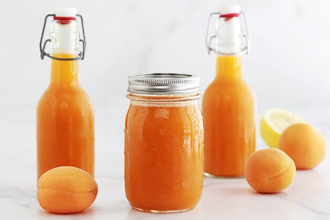 Recette du nectar d'abricots : simple et rafraîchissant. Abricots, frais ou surgelés, sucre, eau et éventuellement un peu de jus de citron. Je vous donne 3 façons de faire ce nectar : avec ou sans cuisson. Et je vous montre comment le conserver en pots pour en profiter toute l'année.