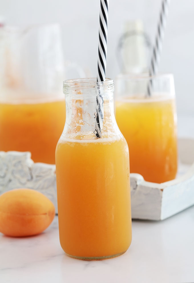 Recette du nectar d'abricots : simple et rafraîchissant. Abricots, frais ou surgelés, sucre, eau et éventuellement un peu de jus de citron. Je vous donne 3 façons de faire ce nectar : avec ou sans cuisson. Et je vous montre comment le conserver en pots pour en profiter toute l'année.