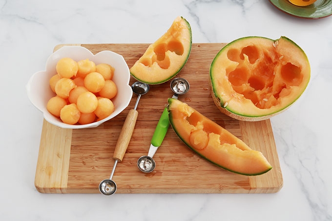 Prelever des billes de melon avec une cuillere a lever ou cuillere a pomme