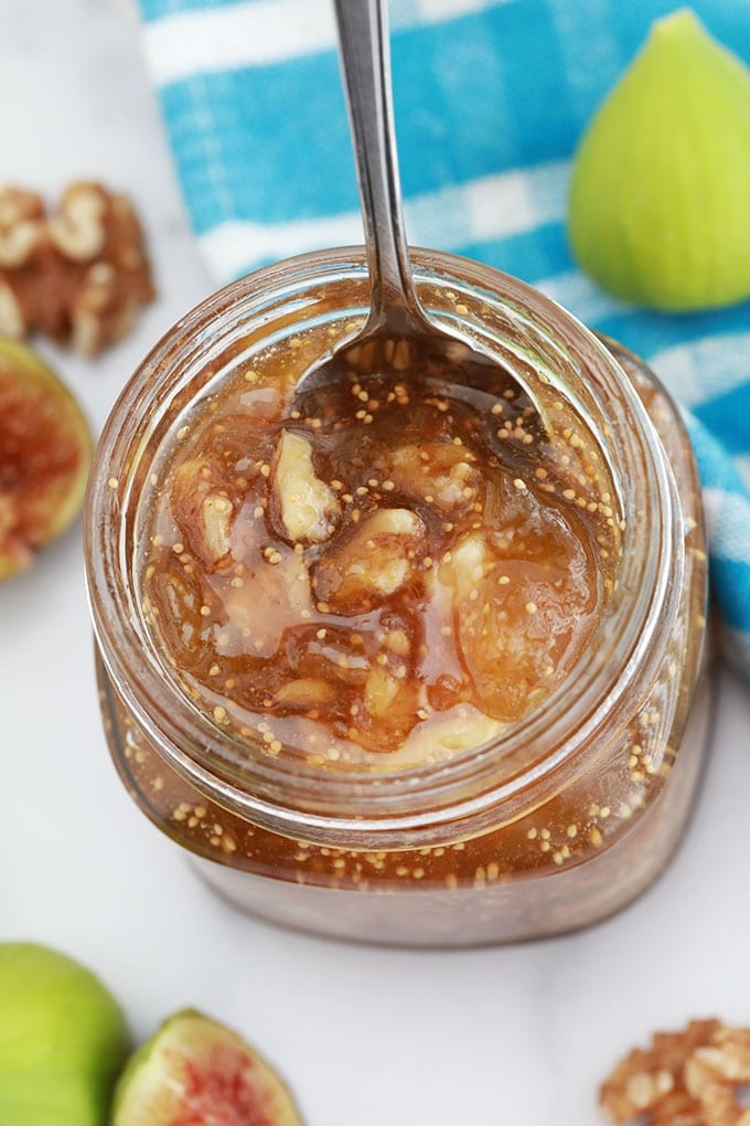 Confiture de figues aux noix, sans pectine. Recette facile, 4 ingrédients : figues (fraîches ou surgelées), sucre, jus de citron et noix. Délicieuse sur les tartines du matin, dans un plateau de fromage, avec du foie gras à l'apéritif (lors des fêtes de Noel, de fin d'année ou autres grandes occasions)...