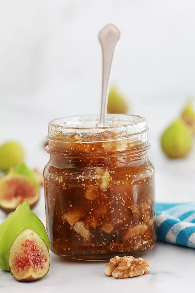 Confiture de figues aux noix, sans pectine. Recette facile, 4 ingrédients : figues (fraîches ou surgelées), sucre, jus de citron et noix. Délicieuse sur les tartines du matin, dans un plateau de fromage, avec du foie gras à l'apéritif (lors des fêtes de Noel, de fin d'année ou autres grandes occasions)...