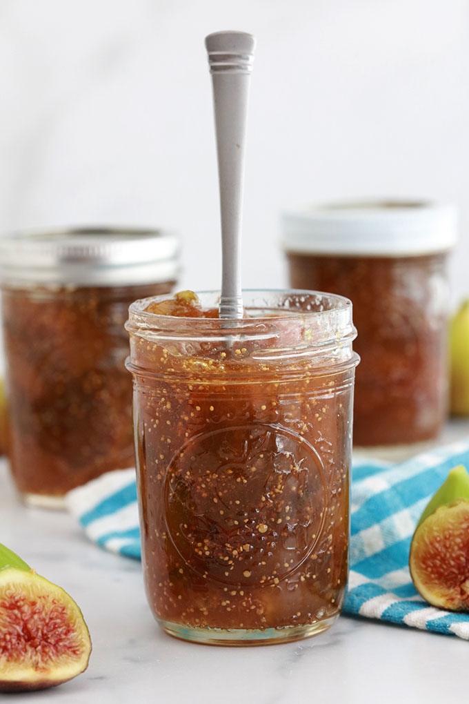 Recette de la confiture de figues traditionnelle, sans pectine | sans sucre gélifiant. Figues fraîches ou congelées, sucre, jus de citron et éventuellement un arôme (par ex. vanille). Cuisson rapide : 25 minutes.