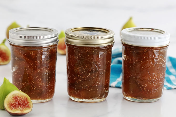 Recette de la confiture de figues traditionnelle, sans pectine | sans sucre gélifiant. Figues fraîches ou congelées, sucre, jus de citron et éventuellement un arôme (par ex. vanille). Cuisson rapide : 25 minutes.