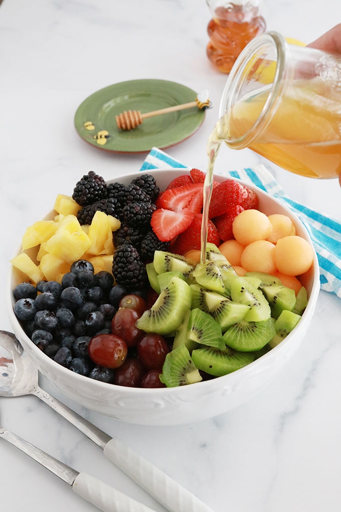 Délicieuse salade de fruits frais avec une sauce au miel et jus de citron. Une recette facile, rapide et colorée : melon, fraises, myrtilles (bleuets), mûres, raisins, kiwi, ananas... À servir comme dessert pour finir un repas ou à l'apéro. A varier selon les fruits en saison !