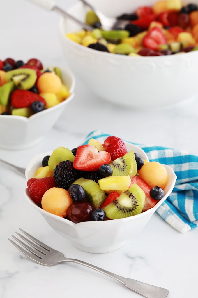 Délicieuse salade de fruits frais avec une sauce au miel et jus de citron. Une recette facile, rapide et colorée : melon, fraises, myrtilles (bleuets), mûres, raisins, kiwi, ananas... À servir comme dessert pour finir un repas ou à l'apéro. A varier selon les fruits en saison !