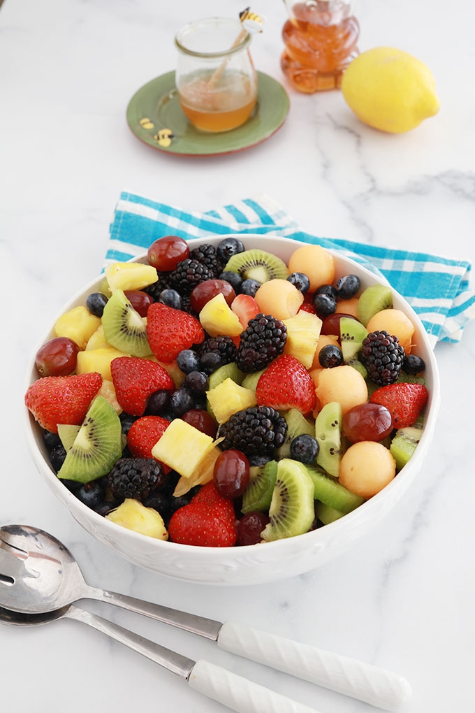 Délicieuse salade de fruits frais avec une sauce au miel et jus de citron. Une recette facile, rapide et colorée : melon, fraises, myrtilles (bleuets), mûres, raisins, kiwi, ananas... À servir comme dessert pour finir un repas ou à l'apéro. A varier selon les fruits en saison !