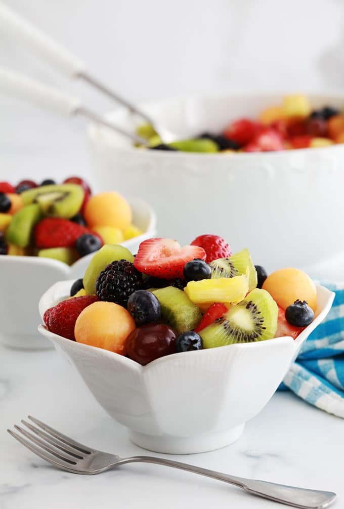 Délicieuse salade de fruits frais avec une sauce au miel et jus de citron. Une recette facile, rapide et colorée : melon, fraises, myrtilles (bleuets), mûres, raisins, kiwi, ananas... À servir comme dessert pour finir un repas ou à l'apéro. A varier selon les fruits en saison !