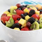 Délicieuse salade de fruits frais avec une sauce au miel et jus de citron. Une recette facile, rapide et colorée : melon, fraises, myrtilles (bleuets), mûres, raisins, kiwi, ananas... A servir comme dessert pour finir un repas ou à l'apéro. A varier selon les fruits en saison !