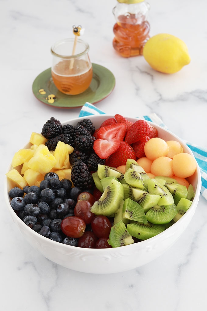 Délicieuse salade de fruits frais avec une sauce au miel et jus de citron. Une recette facile, rapide et colorée : melon, fraises, myrtilles (bleuets), mûres, raisins, kiwi, ananas... À servir comme dessert pour finir un repas ou à l'apéro. A varier selon les fruits en saison !