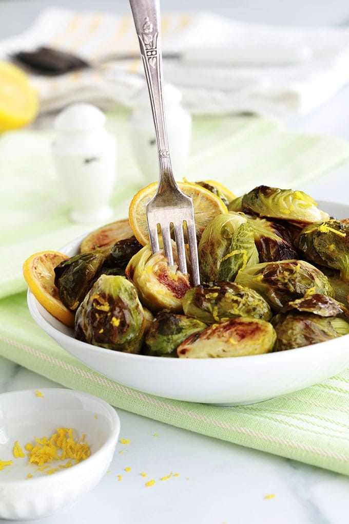 Chou de bruxelles citronnés, rôtis au four. Recette très simple et rapide (20 mn) : choux de bruxelles frais, citron, sel et poivre. Croustillants à l'extérieur et fondants à l'intérieur, un pur régal!