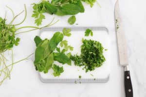 Couper finement les herbes fraiches menthe persil